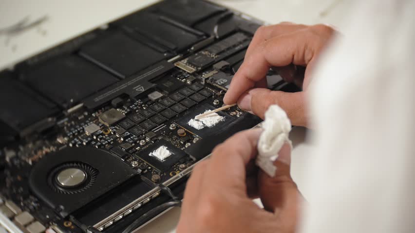 苹果笔记本进水不开机不充电，键盘触摸板失灵维修